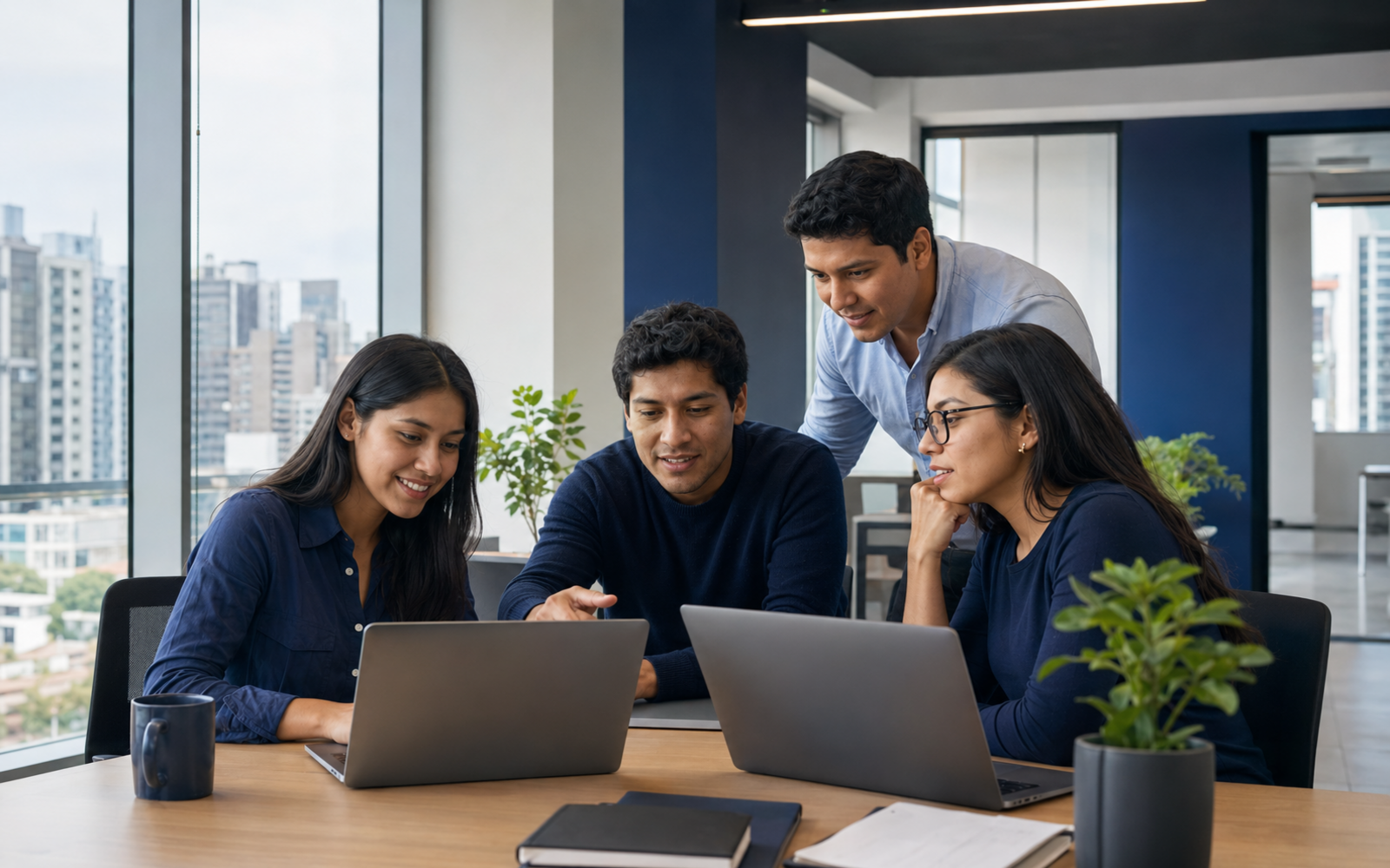 Equipo peruano de NUVORA desarrollando software empresarial